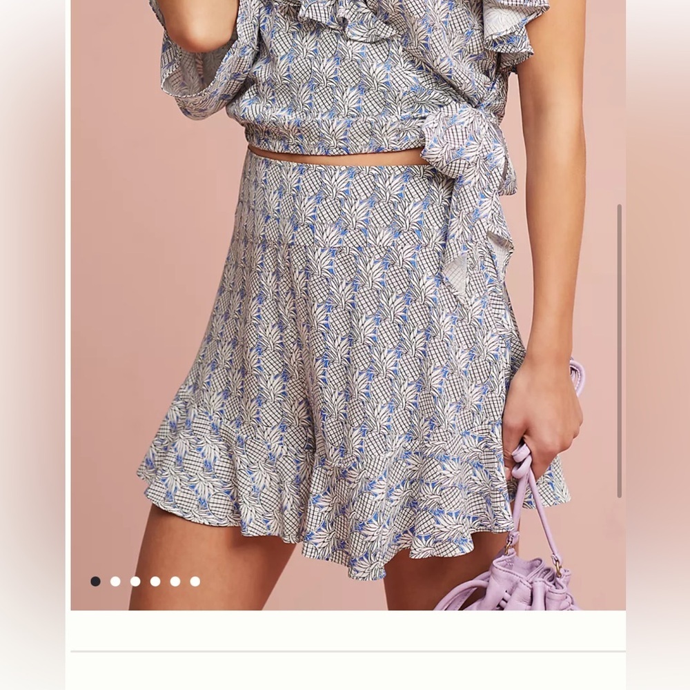 Maeve Blue and White pinapple print Ruffle-Hem Shorts sz 2 like new